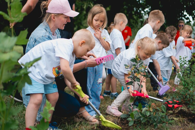 „Niebieskie granty” łączą pokolenia i zmieniają otoczenie.  